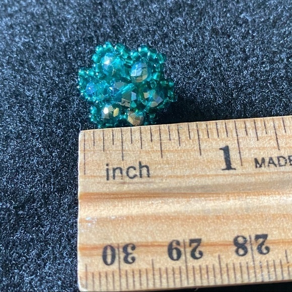 Green beaded flower earrings - Picture 5 of 6